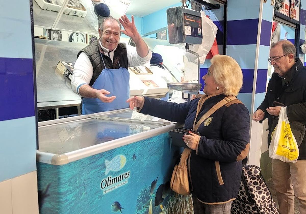 Manuel García y Patro Olmeda, el pasado jueves en la pescadería de la plaza.
