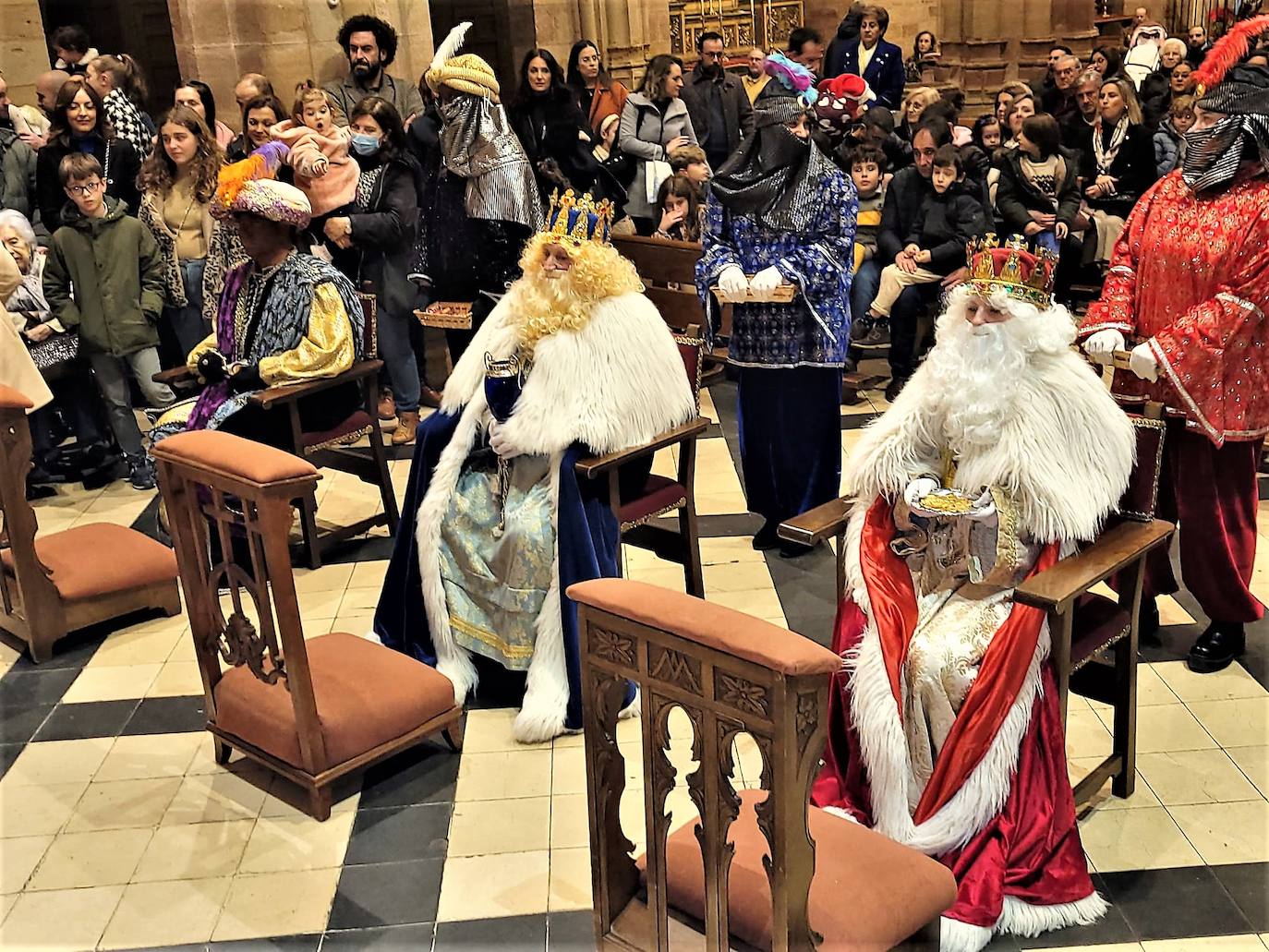 Sus Majestades de Oriente en el acto de Adoración al Niño en Santa María la Mayor. 