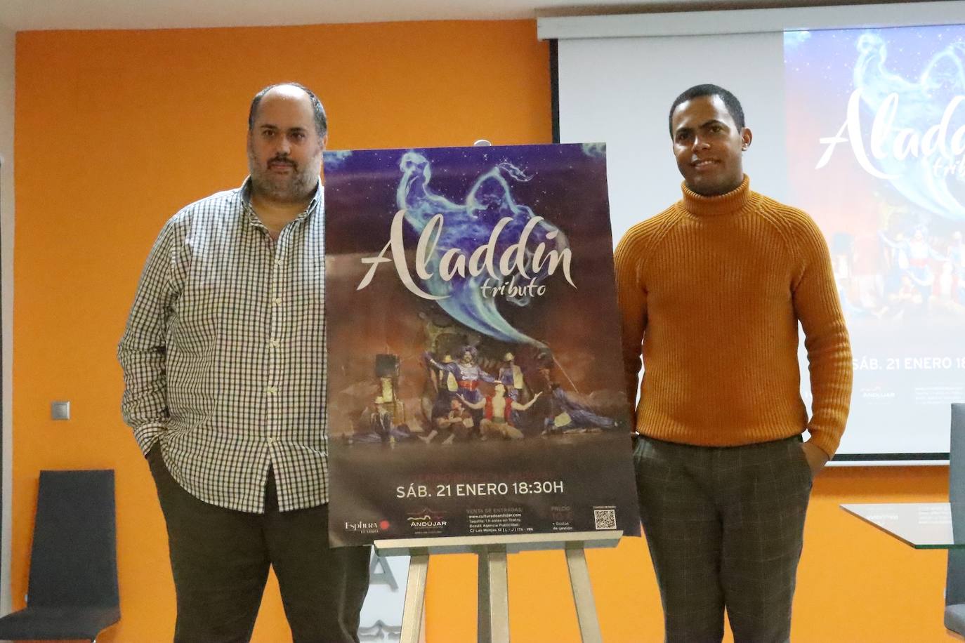 JUAN FRANCISCO CAZALILLA Y TIAGO DA PAZ, DURANTE LA PRESENTACIÓN DEL ESPECTÁCULO. 