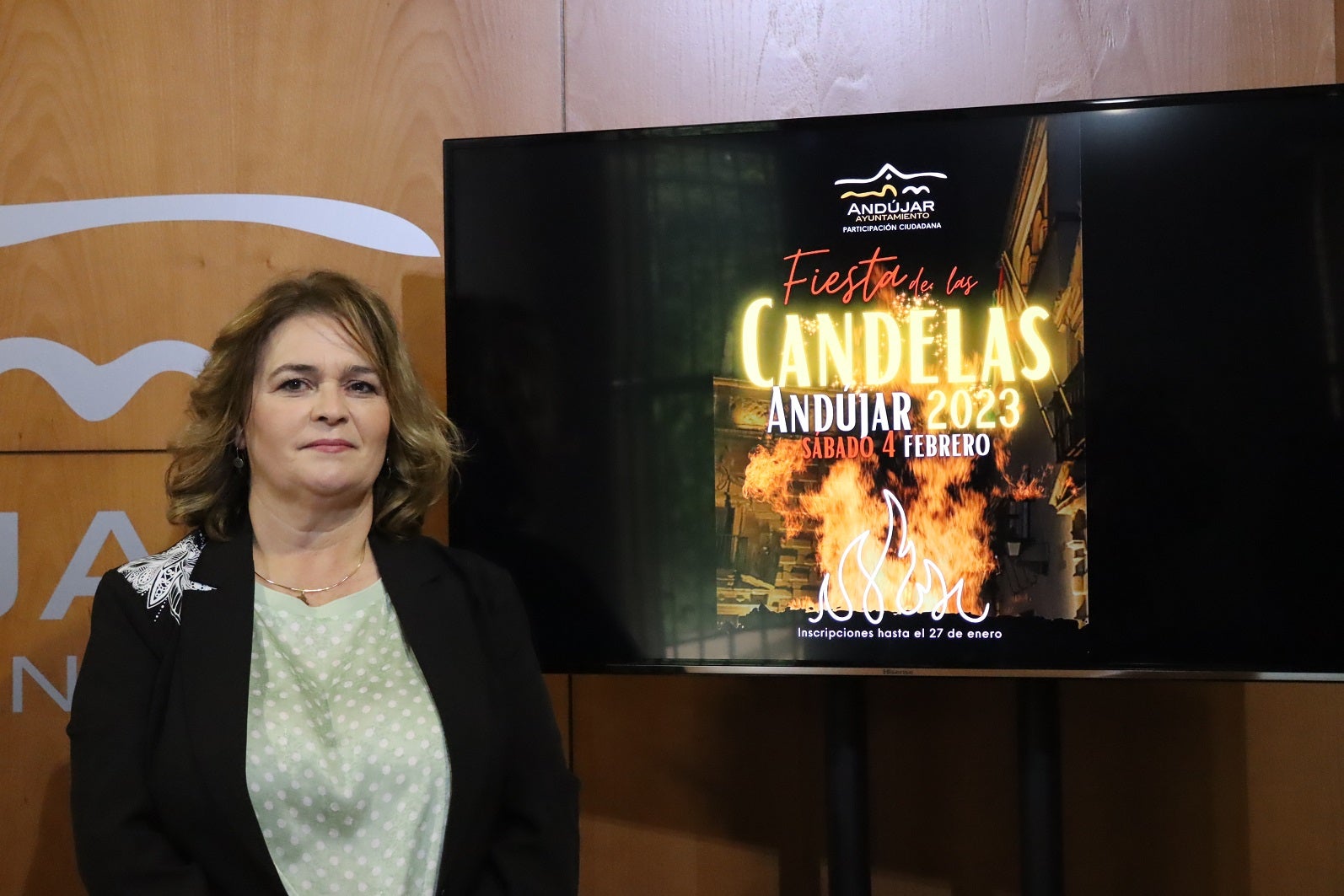 Rosa Reche posa con el cartel de la presente edición. 