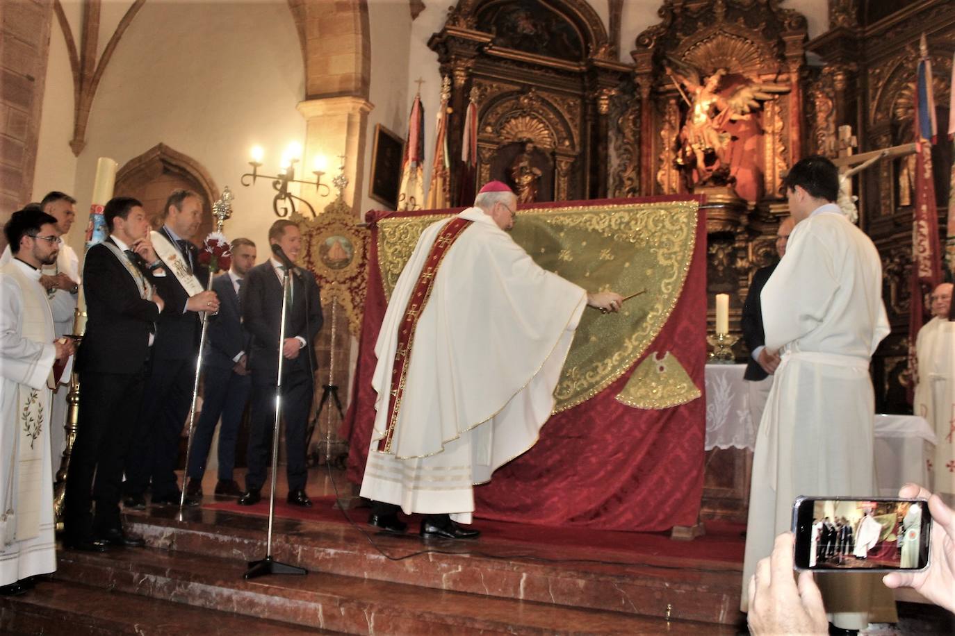 Presentado y bendecido el manto que llevará la Virgen de la Cabeza en la procesión del domingo 30 de abril 