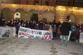 Concentración de padres y madres en las puertas del Ayuntamiento, para pedir el grado medio.
