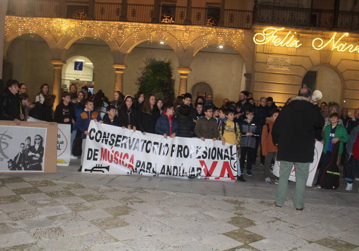 Concentración de padres y madres en las puertas del Ayuntamiento, para pedir el grado medio.