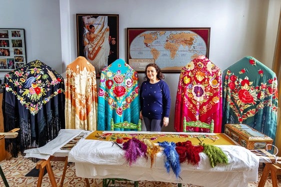 María José Sánchez posa con sus diseños.