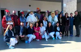 Responsables y trabajadores en la recepción de los Reyes Magos.