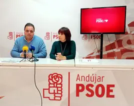 Víctor Torres y Micaela Navarro en su comparecencia en la sede socialista de Andújar.