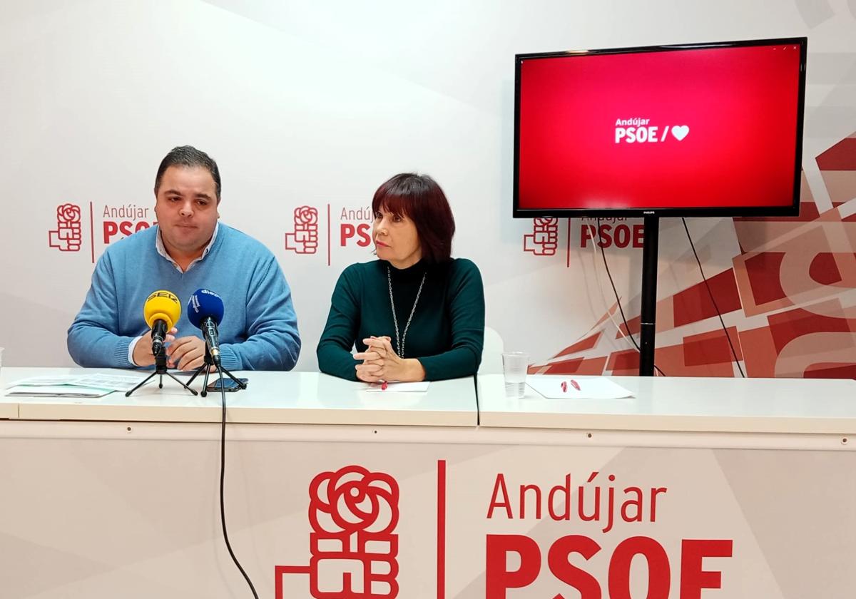 Víctor Torres y Micaela Navarro en su comparecencia en la sede socialista de Andújar.