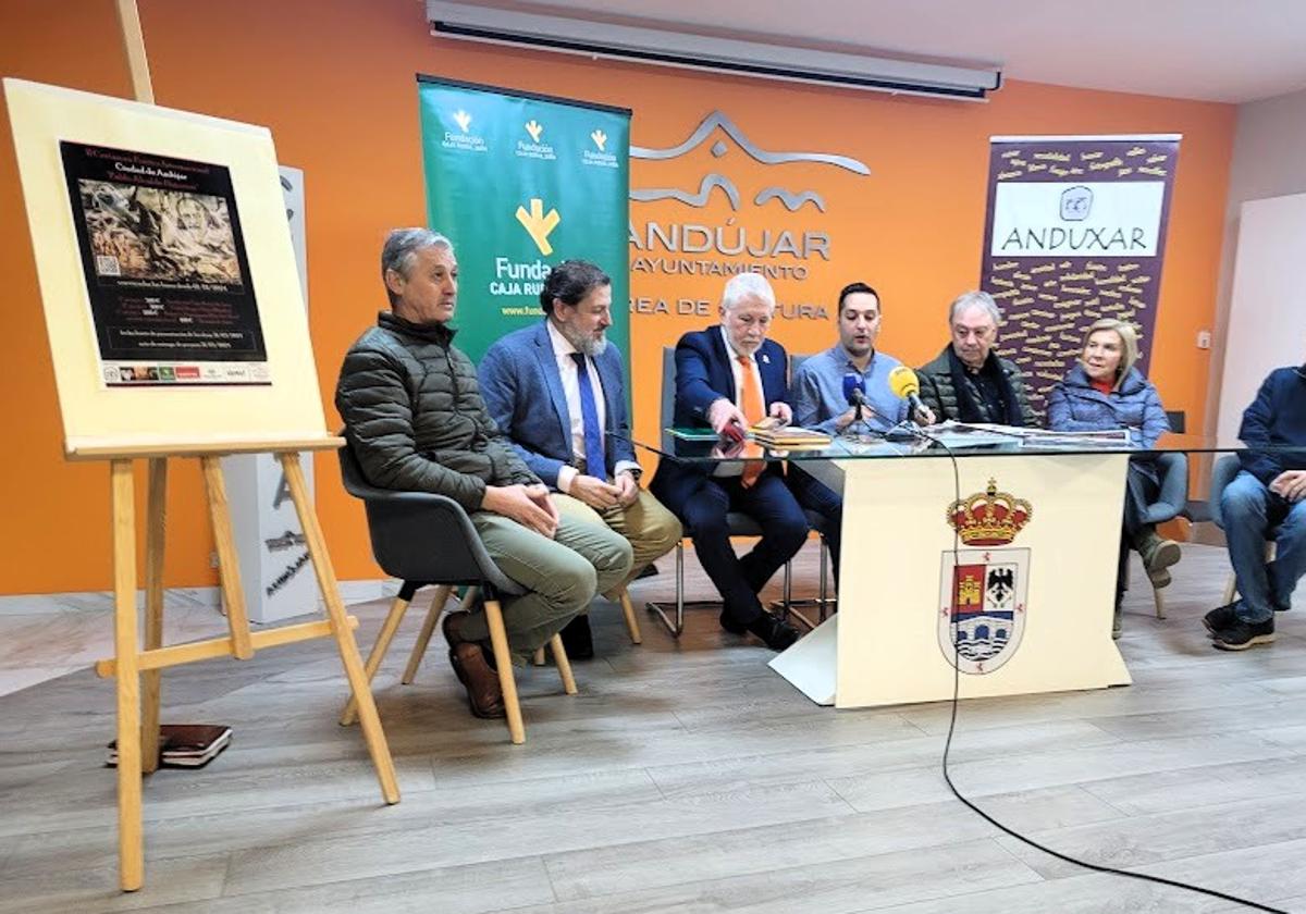 Acto de presentación del certamen poético en la Casa Municipal de Cultura.