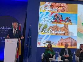 El alcalde, Paco Carmona, durante la presentación del proyecto Puerta de Andalucía en Fitur
