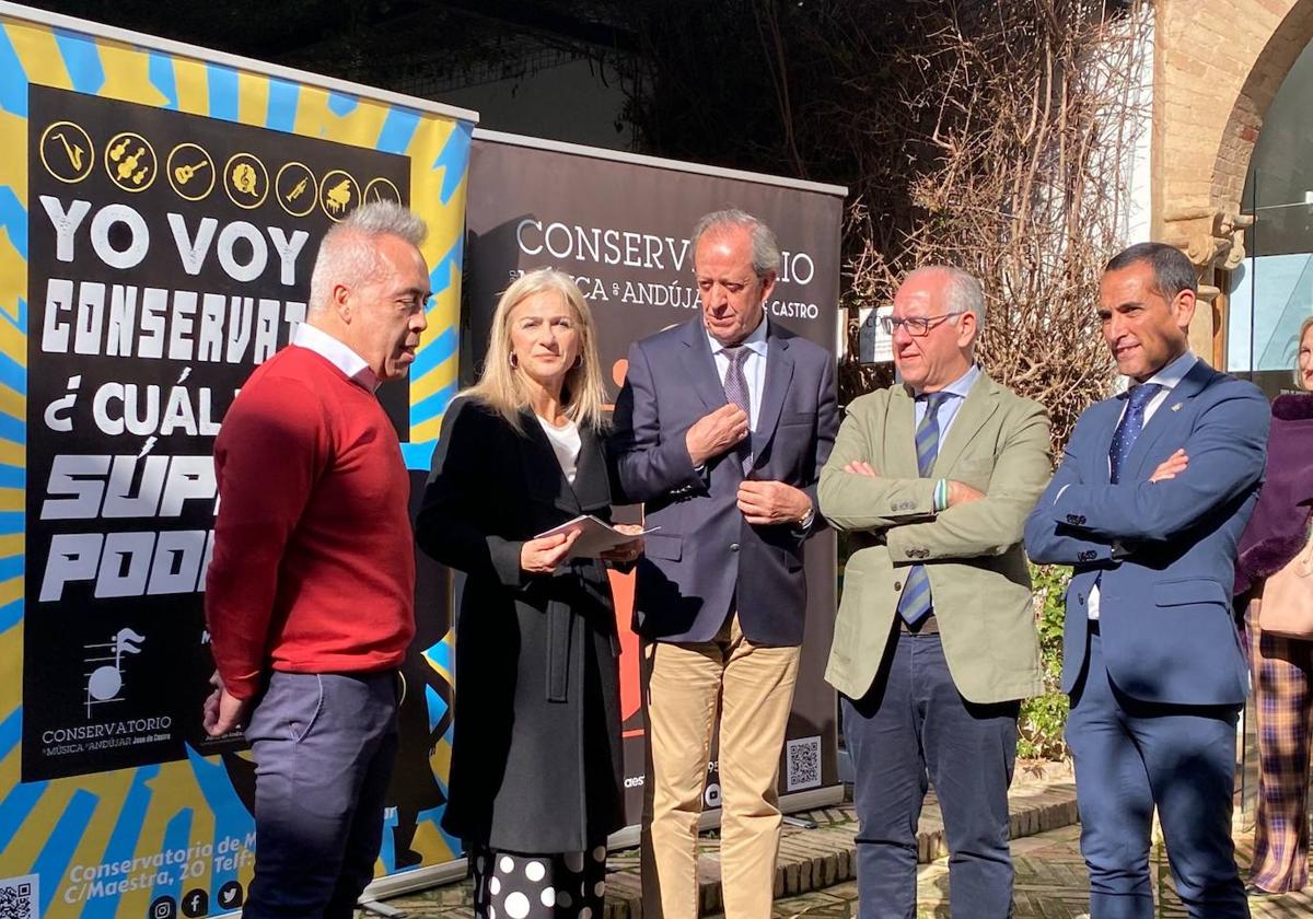 Patricia del Pozo, el alcalde, Paco Carmona, Jesús Estrella y Francisco José Solano, con el director del Consevatorio, Ray Jiménez.