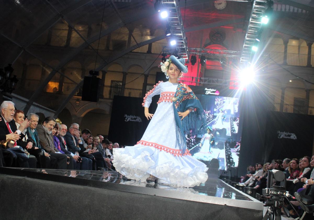 Una niña desfila este viernes en la pasarela con un innovador diseño de la firma 'Llena eres de Gracia'