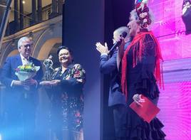 María del Monte recibe el galardón de manos de Javier Camello, Manuel Fernández y Paqui Esteban.