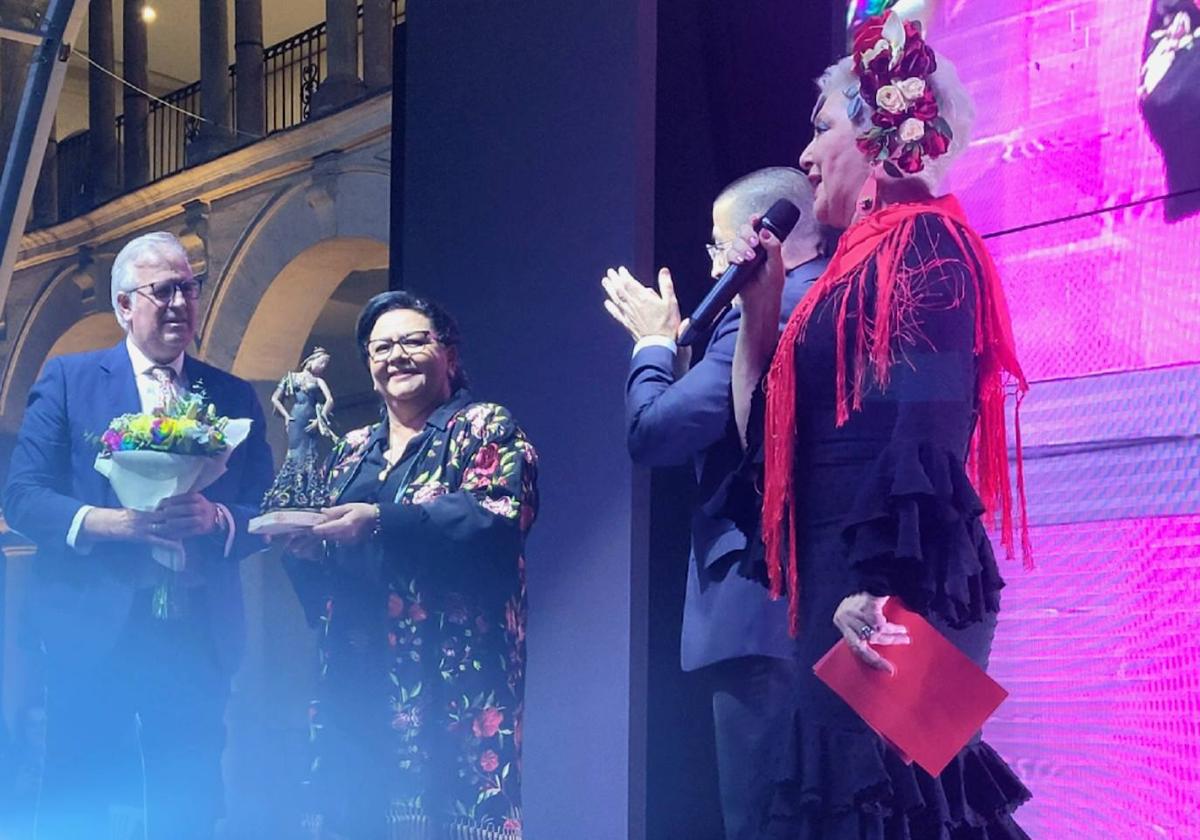 Lleno total de Andújar Flamenca para recibir a María del Monte, premio Andújar Flamenca Glamour 2024