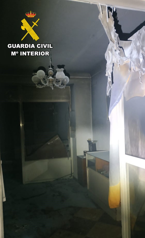 La Guardia Civil rescata a dos personas en el incendio de una vivienda Lopera