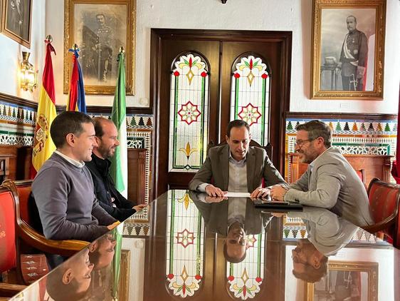 El delegado de Fomento mantiene reuniones de trabajo en Lopera y Arjona