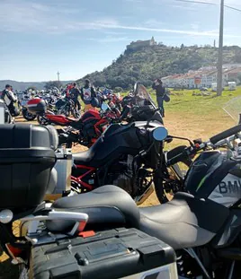 Las motos apostadas en el Cerro, con el Santuario de fondo.