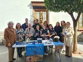 Integrantes de la ONG en la mea de la calle Ollerías.