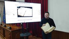 Rafael Valdivia con los documentos.