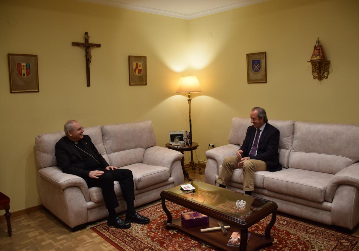 El obispo de Jaén y Paco Carmona en la reciente reunión que mantuvieron en el obispado.