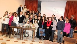 Consuelo, acompañada de sus familiares, al lado de sus bisnietas en la presentación.