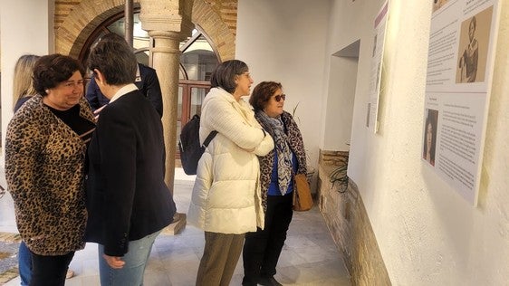 Asistentes al acto de inauguración contemplan la semblanza de mujeres talentosas. J. C. González