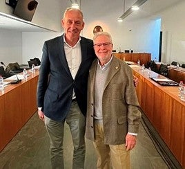 Miguel Fuentes con el alcalde de Tomares, José María Soriano (PP).