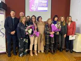 Las galardonadas posan con las responsables de Iris y del PSOE.