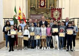 Ganadores del concurso de redacción y dibujo con las autoridades.
