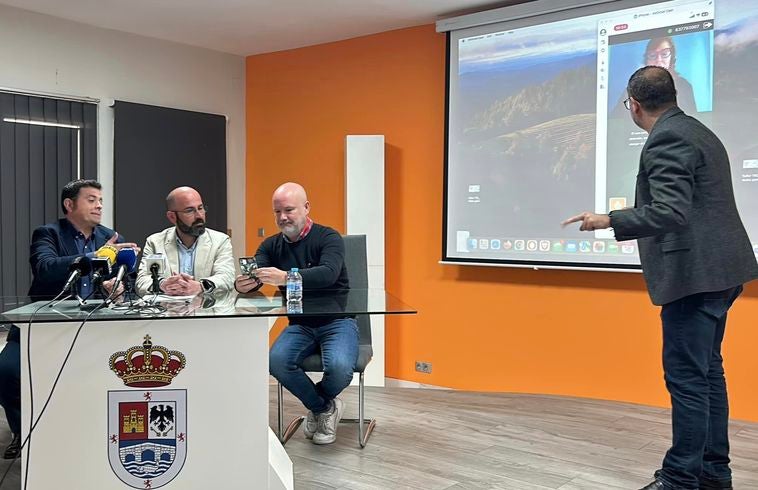 Andújar, primer Ayuntamiento andaluz en incorporar un servicio de videointerpretación para personas sordas