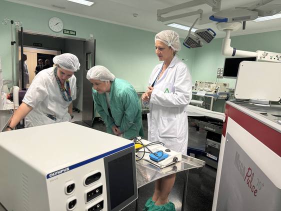 Elena González inspecciona los nuevos equipos.