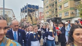 Los pequeños costaleros y costaleras portan a la imagen de Nuestra Señora del Mayor Dolor.