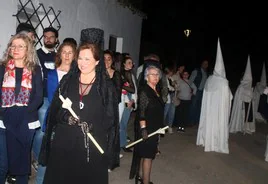 Comitiva de mantillas y penitentes en la procesión de La Ropera, el pasado Viernes de Dolores.