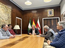 El alcalde con miembros de la asociación, esta mañana, en el Ayuntamiento.