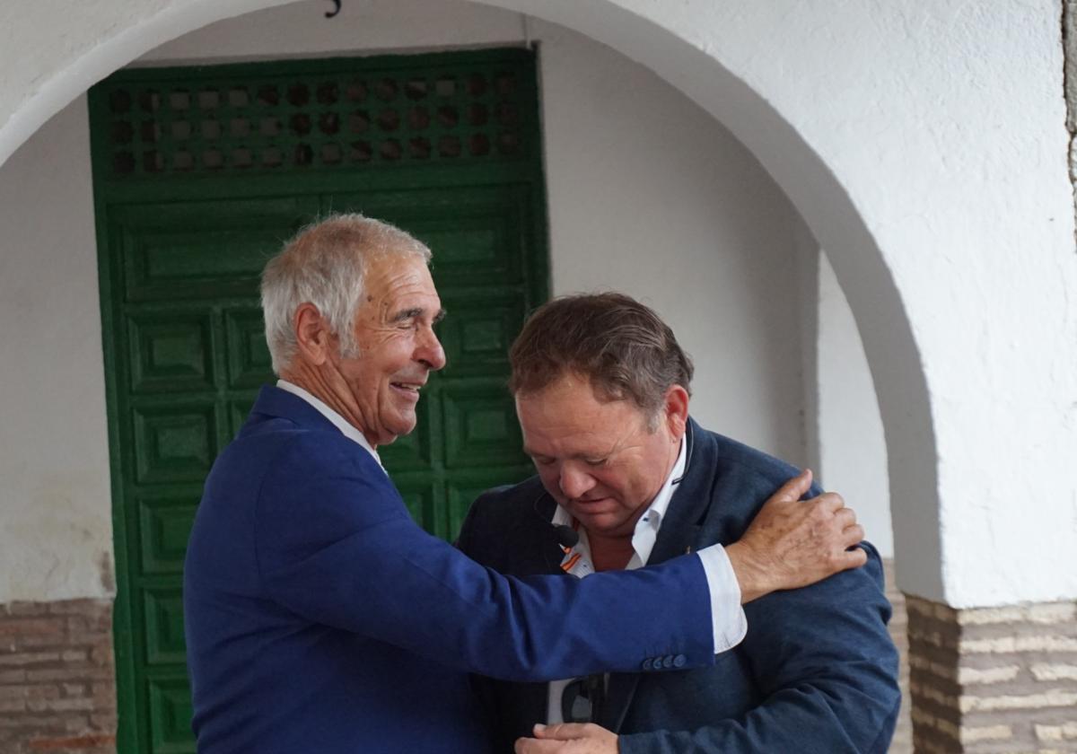 Carlos Pulido, presidente de la Garrocha de Sierra Morena, abraza al responsable de la cofradía, Juan Félix.