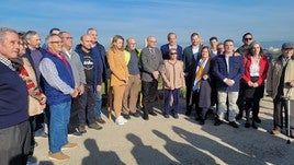 Vecinos con las autoridades esta mañana en la presentación de los trabajos.