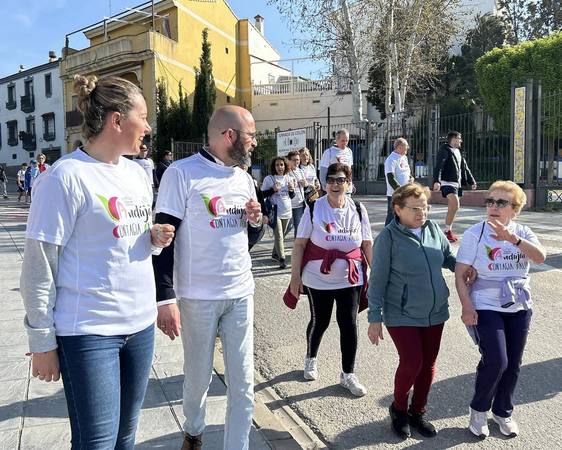 María José Fuentes y Manuel Mezquita charlan con los participantes.