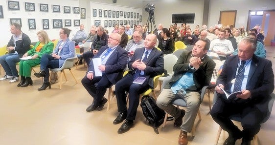 Asistentes al acto de presentación del libro en el salón de actos de la Casa Municipal de Cultura.