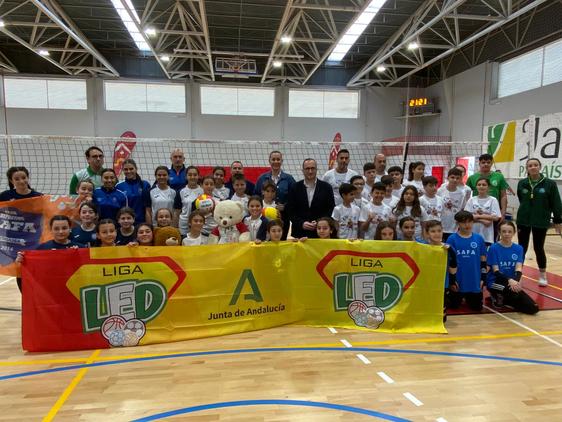 Los participantes con el delegado y la concejala de Deportes.