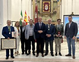 Responsables de la Cofradía Matriz, autores, presentador, con el alcalde en Santa Marina.