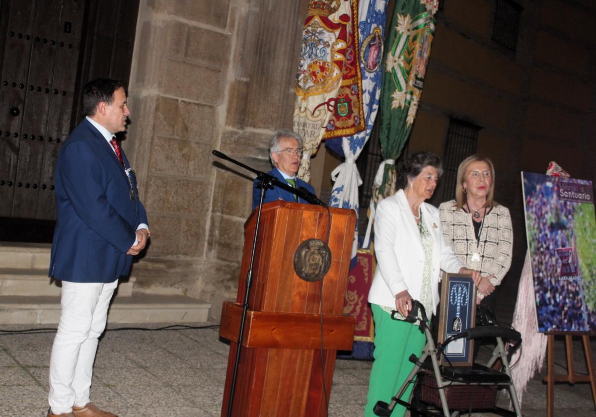 Concepción Montijano. tras recibir el galardón de 'cofrade distinguido' este lunes en el Palacio de los Niños de Don Gome.