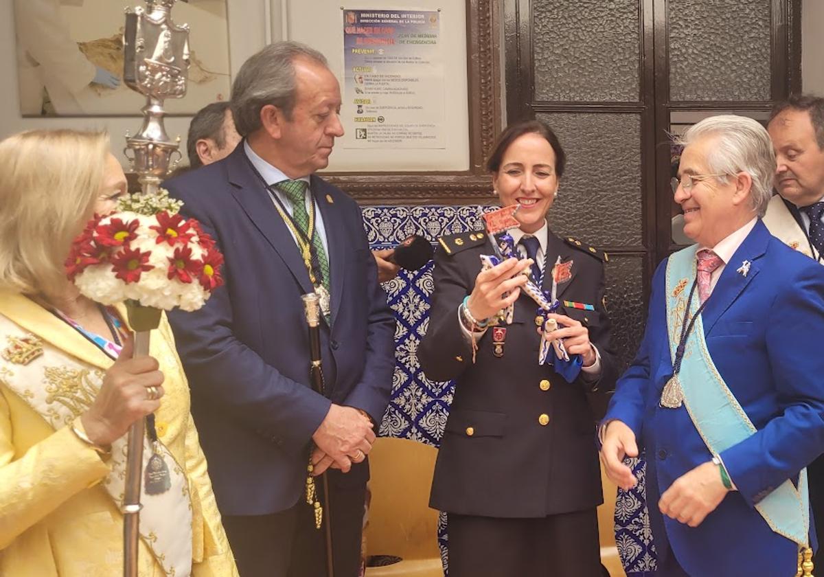 Histórica visita de las banderas de la Cofradía Matriz a la Policía Nacional