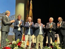 El alcalde y el pregonero el pasado sábado en el Principal con los hijos de Pablo Alcalde.