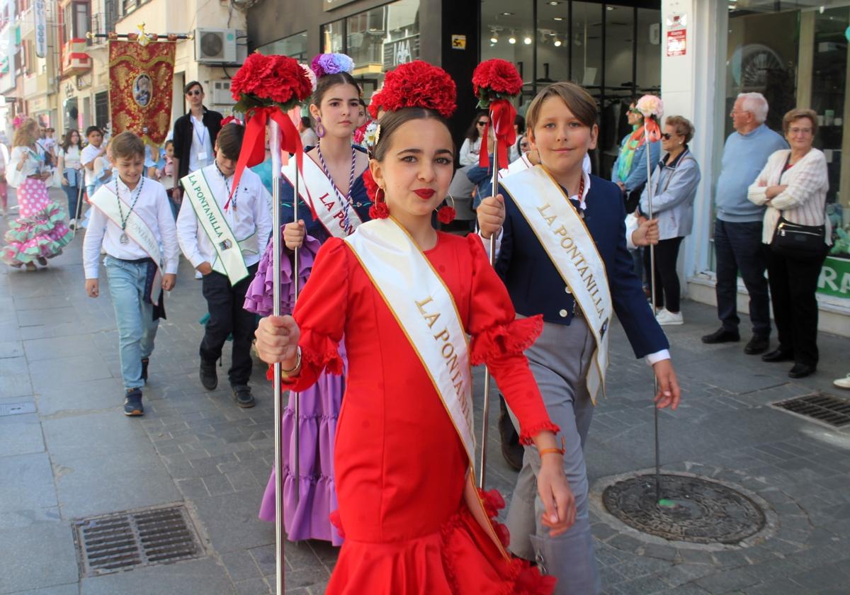 El alumnado portó los cetros, las bandas y los estandartes por las calles.