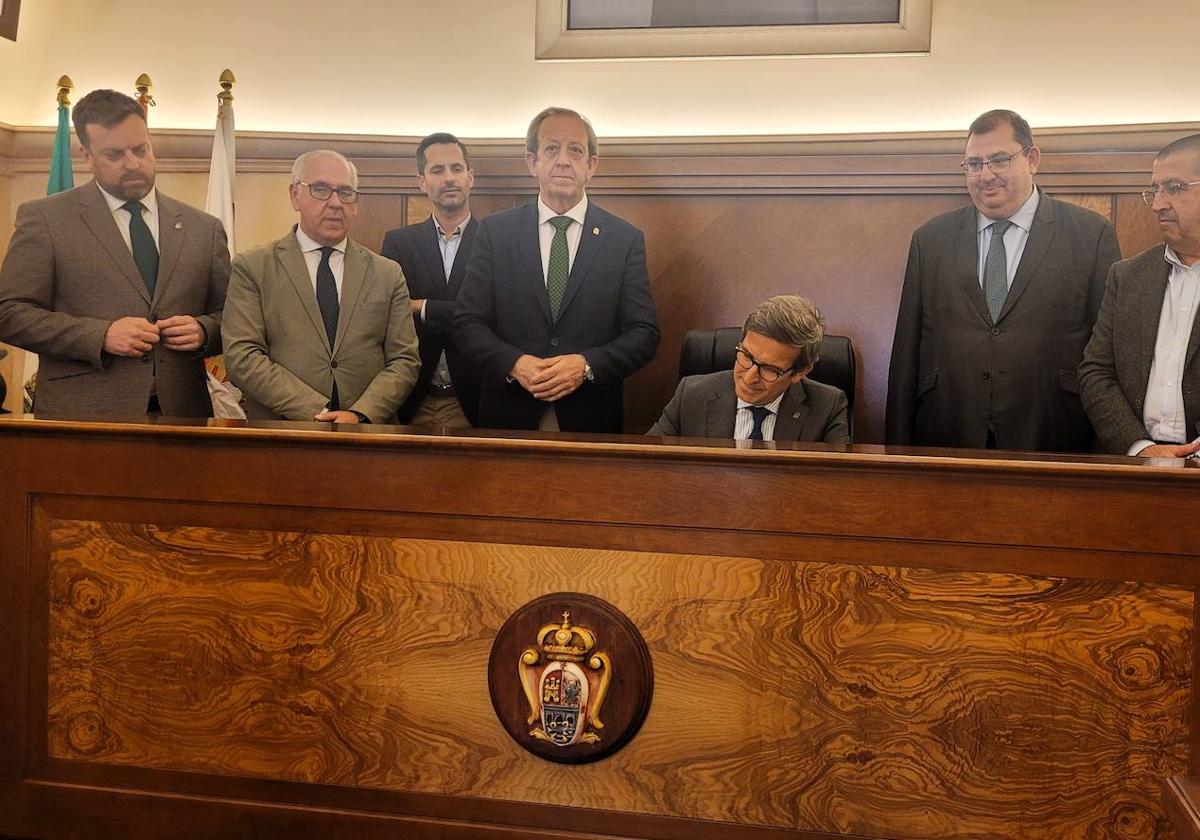 Paradela, durante su firma en el libro de honor del Ayuntamiento.