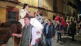 Jamugas, anoche por la calle Calancha, en la entrada de la Cofradía Matriz.