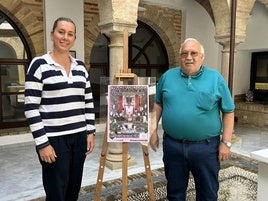 María José Fuentes y Alfonso Soto posan con el cartel