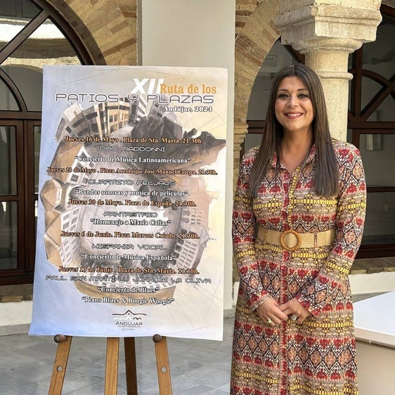 AZUCENA CEPEDELLO POSA CON EL CARTEL.