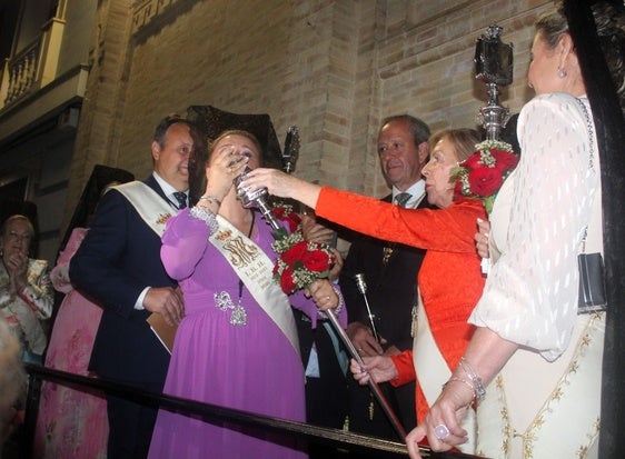 Isabel Barrios besa emocionada el cetro de hermana mayor que le cedió Isabel Moya.