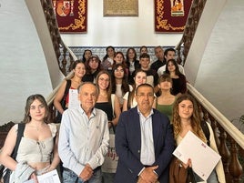 El alumando posal con el edil y el director del centro.