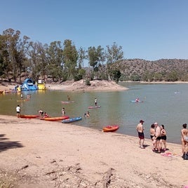 Bañistas en el embalse del Encinarejo.